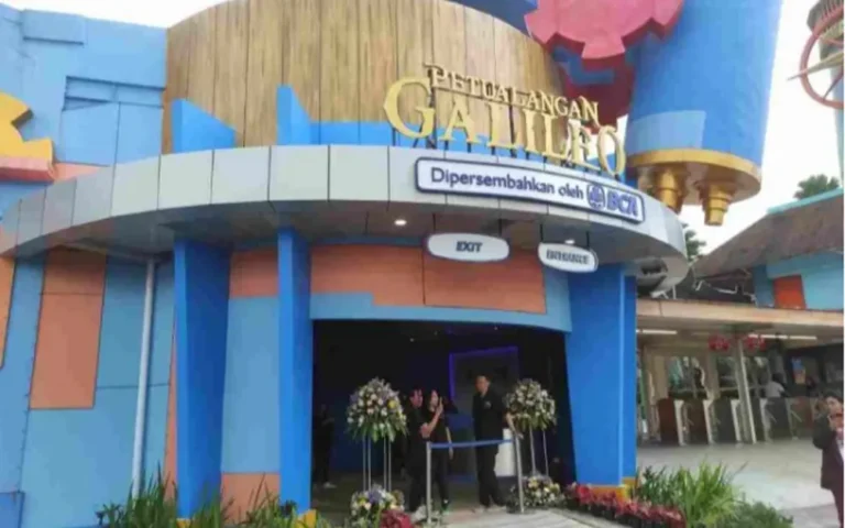 Saloka Theme Park di Tuntang, Kabupaten Semarang, menjadi destinasi favorit bagi warga Jawa Tengah dengan membuka wahana baru bernama Petualangan Galileo, yang resmi dibuka pada tanggal 2 April 2024 oleh Agung Hariyadi, S.E., M.M selaku Kepala Dinas Kepemudaan, Olahraga dan Pariwisata Provinsi Jawa Tengah. Wahana ini mengusung konsep bermain sambil belajar dengan tujuh zona petualangan yang berbeda, seperti Bumi dan Alam, Jurassic, Dunia Bawah Laut, dan lainnya.