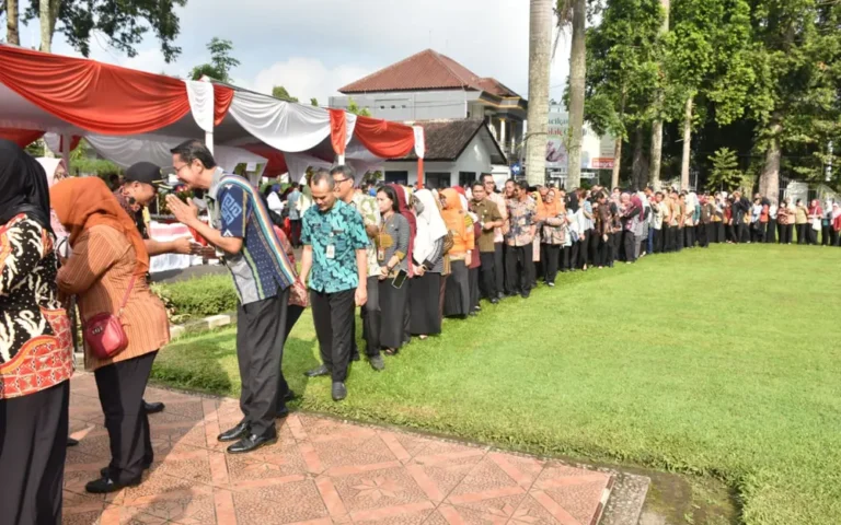 Komitmen pejabat Salatiga untuk tidak menerima gratifikasi bingkisan lebaran patut diapresiasi, terbukti dengan pengembalian sebanyak 40 bingkisan lebaran oleh sejumlah pejabat di Pemkot Salatiga selama Lebaran 2024, seperti yang dilaporkan oleh Tim PUG Inspektorat Salatiga.