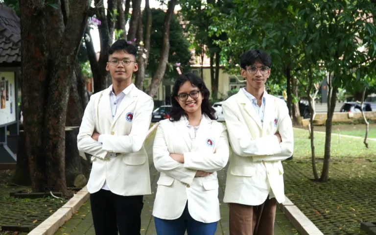 Tiga mahasiswa dari Universitas Kristen Satya Wacana (UKSW) meraih kemenangan gemilang dalam ajang debat internasional HEMA Debate Championship 2024. Meskipun berlangsung secara daring, gelar juara ini menjadi prestasi membanggakan UKSW.