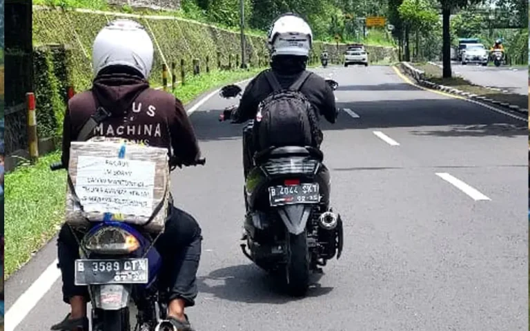Para perantau memanfaatkan momentum Hari Raya Idul Fitri sebagai kesempatan untuk pulang kampung, dengan segala persiapannya agar terlihat sukses di tanah rantau. Kehadiran di kampung halaman tak hanya berkaitan dengan aspek karir, ekonomi, atau asmara, tetapi juga menjadi titik balik dalam kehidupan. Meskipun kondisi tidak selalu menguntungkan, para perantau tetap memutuskan untuk pulang kampung tanpa memedulikan situasi. Terlihat lucu, para pemudik yang menggunakan sepeda motor menuliskan kondisi hati mereka pada selembar kertas yang dipasang di bagian belakang motor sebagai ekspresi perasaan mereka dalam perjalanan panjang pulang kampung.