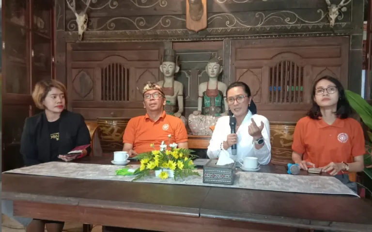 Universitas Kristen Satya Wacana (UKSW) Salatiga telah mengambil langkah serius dalam menerapkan kebijakan khusus bagi mahasiswa tingkat akhir dengan mengubah laporan akhir berupa skripsi menjadi produk inovasi dalam kurikulum Talent Merdeka UKSW. Rektor UKSW Salatiga, Prof Intiyas Utami, menjelaskan bahwa kebijakan ini diambil karena pertimbangan bahwa mahasiswa saat ini rentan mengalami stres.