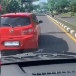 Sebuah video viral di media sosial Instagram menunjukkan sebuah mobil Honda Brio diduga menghalangi laju mobil ambulance saat melintas di Jalan Lingkar Selatan (JLS) Salatiga. Video tersebut diunggah oleh akun Instagram @infokabarsalatiga, memperlihatkan sebuah mobil Honda Brio merah bernomor polisi H 1247 FV diduga menghalangi mobil ambulance PMI Kabupaten Semarang yang sedang mengantarkan pasien.