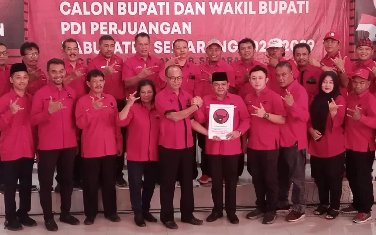Bupati Semarang, Ngesti Nugraha, mengambil formulir pendaftaran sebagai Bakal Calon Bupati (Bacabup) Semarang untuk Pilkada 2024 di kantor DPC PDIP Kabupaten Semarang pada Kamis sore, 16 Mei 2024, disaksikan oleh 19 Ketua Pimpinan Anak Cabang (PAC) PDIP Kabupaten Semarang.