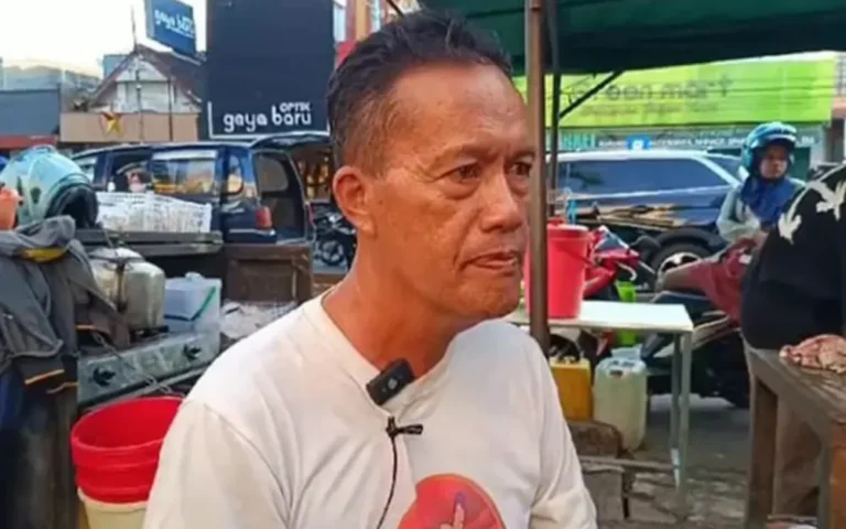 Sejak awal Mei, Pedagang Kaki Lima (PKL) di Salatiga mengeluhkan kenaikan retribusi harian dari Rp 1.400 menjadi Rp 15 ribu, yang memberatkan mereka. Ketua paguyuban PKL, Agus Salim, menyatakan bahwa kenaikan ini tiba-tiba tanpa sosialisasi terlebih dahulu. Para pedagang telah melaporkan masalah ini ke DPRD yang menekankan bahwa peraturan daerah (Perda) harus disosialisasikan sebelum diterapkan dan tidak boleh memberatkan pedagang.