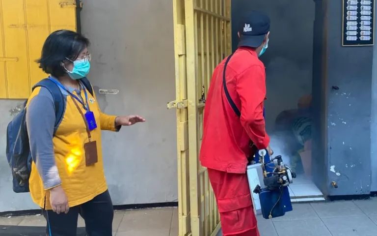 Sebagai upaya pencegahan penyakit Demam Berdarah Dengue (DBD), Rutan Salatiga bekerja sama dengan Dinas Kesehatan Kota Salatiga melakukan fogging di seluruh area Rutan pada Jumat pagi, 17 Mei 2024. Kepala Rutan Salatiga, Redy Agian, menyatakan bahwa kegiatan fogging ini dilakukan untuk mencegah DBD dengan teknik pengasapan, mencakup blok hunian, kamar hunian, tempat ibadah, aula, tempat layanan, hingga area lingkungan Rutan.