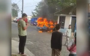 Selasa (21/5/2024) pagi, warga di kawasan Taman Blauran, Salatiga, dikejutkan oleh kebakaran sebuah mobil angkutan kota jalur 6 yang melayani trayek Tamansari - Noborejo. Kebakaran terjadi sekitar pukul 06.30 dan menghanguskan seluruh kendaraan yang diparkir di area ruko dekat Pasar Blauran, di Jalan Taman Pahlawan.