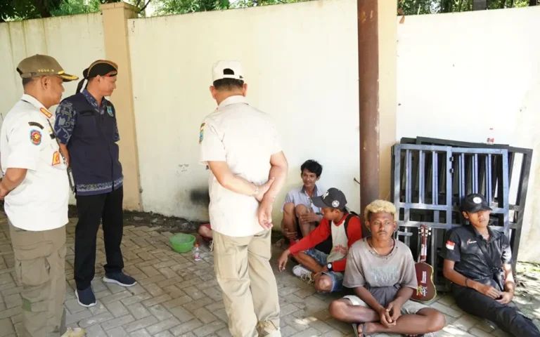 Pemerintah Kota Salatiga melalui Dinas Sosial bekerja sama dengan Polres Salatiga, Satpol PP, Disdukcapil, dan Diskominfo menggelar operasi penjaringan Pemerlu Pelayanan Kesejahteraan Sosial (PPKS) dan Pengamen Gelandangan Orang Terlantar (PGOT) di berbagai titik di Kota Salatiga, Selasa (7/5/2024).