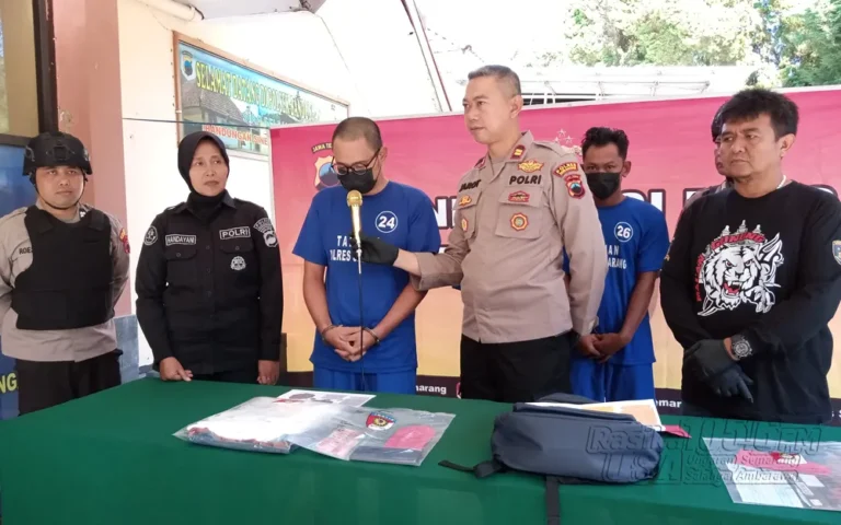 Ryan Arjuna Putra Setiawan, seorang driver logistik dari Desa Tukangkayu, Banyuwangi, ditahan di Mapolsek Bandungan setelah mencuri sepeda motor Piaggio Vespa milik Bayu Saputro dari Desa Banyukuning, Bandungan. Modusnya berpura-pura membeli motor melalui sistem COD yang diatur lewat sosial media, dan bertemu korban di rumahnya pada Jumat (26/5/2024).