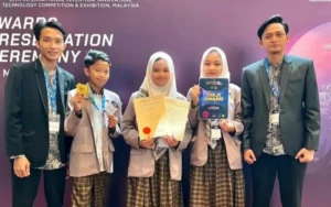 Tiga siswa SMP RUQ Al Falah Salatiga berhasil meraih medali emas dalam kompetisi Internasional World Young Inventors Exhibition (WYIE) yang diadakan pada 15-18 Mei 2024 di Kuala Lumpur Convention Centre, Malaysia.