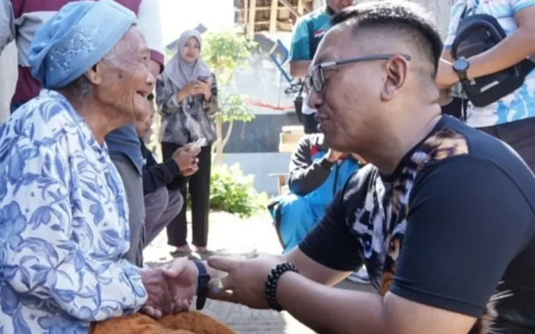 Tekad Sinoeng Nugroho Rachmadi untuk maju dalam Pilkada Salatiga 2024 semakin bulat, dengan langkahnya mengajukan pensiun dini atas permintaan sendiri sejak 30 April lalu, sesuai saran Komisi ASN RI. Meskipun masih memiliki enam tahun masa aktif sebagai pejabat eselon II, Sinoeng menegaskan telah mengambil langkah ini agar bisa fokus dalam kontestasi politik.