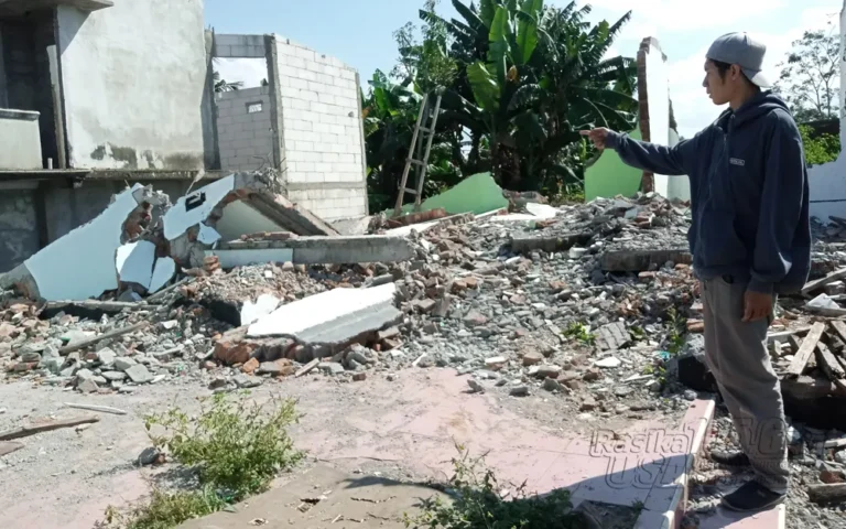 Seorang warga Kendal, Lukas (59), mengalami nasib tragis setelah tertimpa reruntuhan tembok bangunan saat mencari besi rongsokan di bekas rumah warga terdampak tol Yogya-Bawen, di Dusun Geneng, Desa Kandangan, Bawen, Kabupaten Semarang.