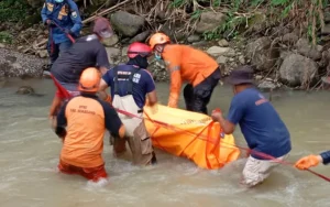 Sesosok mayat tanpa identitas ditemukan mengambang di bantaran Sungai Panjang, Ambarawa, Kabupaten Semarang, pada Sabtu (25/5/2024) pukul 09.30 WIB oleh seorang warga Lodoyong yang sedang mencari rumput.