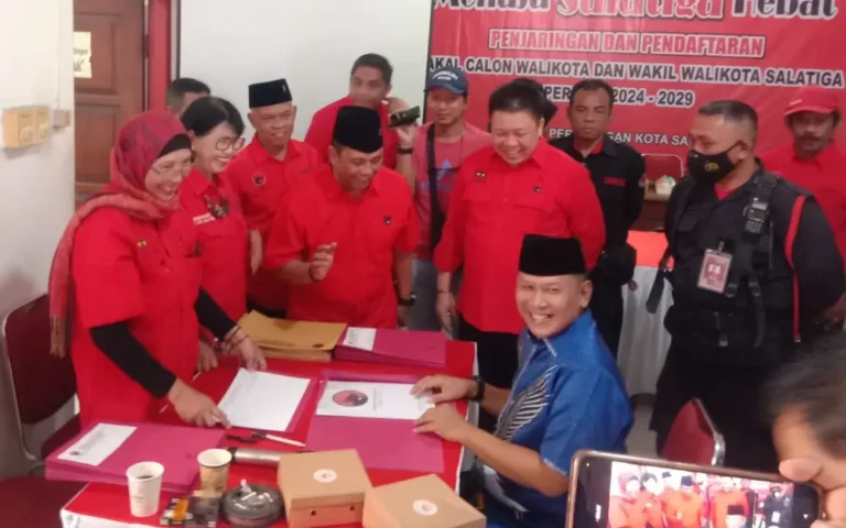 Pada hari pertama pembukaan penjaringan dan pendaftaran bakal calon Wali Kota dan Wakil Wali Kota (Pilwalkot) Salatiga periode 2024-2029 oleh Dewan Pimpinan Cabang (DPC) Partai Demokrasi Indonesia Perjuangan (PDIP) Kota Salatiga, ratusan pendukung mantan Danlanal Semarang, Kolonel Marinir Hariyono Masturi, memadati kantor DPC PDIP untuk mengambil formulir pendaftaran.