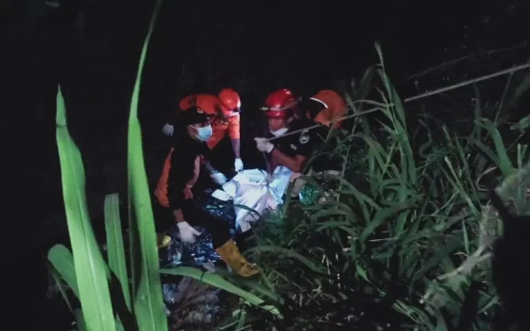 Sesosok jenazah laki-laki ditemukan di saluran air di depan kantor PLN UP2B Ungaran, Kabupaten Semarang, pada Selasa (21/5/2024) pukul 19.30 WIB, yang kemudian diidentifikasi sebagai Efendi (48), seorang warga Lampung. Kapolsek Ungaran Barat, Kompol Giri Narwantono, menjelaskan bahwa Efendi berkunjung ke rumah saudaranya sejak Maret untuk menjenguk anaknya di Desa Kalongan, Ungaran Timur, setelah dirawat di RSUP dr Kariadi Kota Semarang.