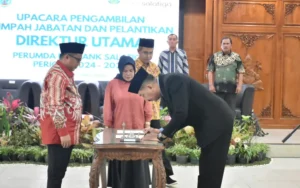 Penjabat (Pj) Wali Kota Salatiga, Yasip Khasani, melakukan pelantikan Direktur Utama Perumda BPR Bank Salatiga Periode 2024-2029 di Ruang Kaloka Lantai 4, Gedung Setda, pada Jumat (03/05/2024). Yasip Khasani menekankan pada Dartho Supriyadi, yang dilantik kembali untuk memimpin bank tersebut, untuk berlari cepat dan melakukan terobosan guna kemajuan Bank Salatiga.