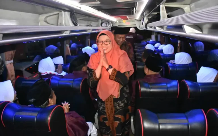 Pada Senin (27/05/2024) pukul 03.00 WIB dini hari, Penjabat (Pj) Wali Kota Salatiga, Yasip Khasani, beserta istri Anita Nofiana dan jajaran Forkopimda Kota Salatiga, melepas 185 jamaah calon haji Kota Salatiga kloter embarkasi Solo (SOC) 57 di Pendopo Pakuwon Salatiga.