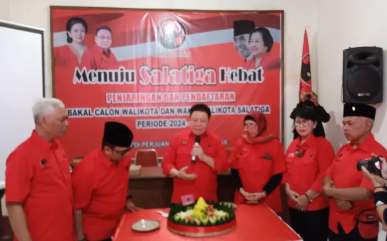 Dewan Pimpinan Cabang (DPC) PDIP Kota Salatiga mulai membuka penjaringan dan pendaftaran bakal calon wali kota dan wakil wali kota Salatiga periode 2024-2029 pada Jumat (10/5/2024). Empat orang telah mendatangi kantor DPC PDIP untuk mengambil formulir pendaftaran.