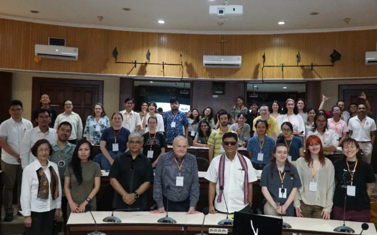Program Human Origins Heritage (HOH) International Participatory Training School Volume 7.0 resmi dimulai di Universitas Kristen Satya Wacana (UKSW), Senin (29/04/2024), dan akan berlangsung hingga Sabtu (18/05/2024). Acara yang diadakan oleh Fakultas Interdisiplin UKSW ini dibuka oleh Wakil Rektor Bidang Kerja Sama, dan Kealumnian (WR KK) Prof. Yafet Yosafet Wilben Rissy, S.H., M.Si., LLM, Ph.D (AFHEA).