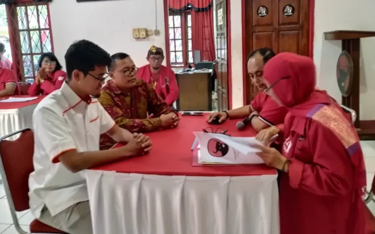 Abdul Fattah Ismail Farras, putra sulung mantan Wakil Wali Kota Muh. Haris, mendaftarkan diri sebagai Calon Wakil Wali Kota Salatiga melalui DPC PDI-P pada Minggu sore (19/5/2024). Farras menyerahkan berkas pendaftaran di kantor DPC PDI-P didampingi beberapa relawan.
