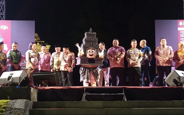 Komisi Pemilihan Umum (KPU) Kabupaten Semarang telah meluncurkan maskot baru, Dedongo, untuk menyambut Pemilihan Kepala Daerah (Pilkada) yang akan digelar pada 27 November 2024. Maskot ini mengambil inspirasi dari Candi Gedongsongo, salah satu ikon pariwisata terkenal di wilayah Bumi Serasi.