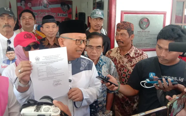 Mantan Penjabat (Pj) Walikota Salatiga, Sinoeng Nugroho Rachmadi, dipastikan maju dalam Pilwakot 2024 dengan mengembalikan formulir bakal calon di Kantor DPC PDIP pada Sabtu, 18 Mei 2024. Sinoeng tiba sekitar pukul 10.00 WIB bersama relawan 'Sinar Terang' dan istrinya, Denok Respati, dengan menaiki dokar sebagai simbol filosofi pelayanan tanpa lelah.