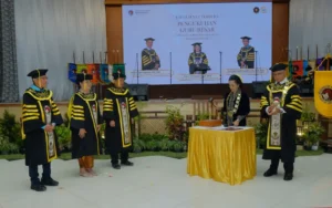 Pada Kamis (30/05/2024), Universitas Kristen Satya Wacana (UKSW) menggelar Rapat Terbuka Senat untuk mengukuhkan tiga Guru Besar baru di Balairung UKSW, yang dimulai dengan penampilan Tari Gambyong. Ketua Senat UKSW, Daniel Daud Kameo, membuka acara yang dipimpin oleh Rektor Prof. Dr. Intiyas Utami, S.E., M.Si., Ak., yang memberikan gelar kepada Prof. Dr. Agus Sugiarto, S.Pd., M.M., dan Prof. Ir. Lieli Suharti, M.M., Ph.D., dari Fakultas Ekonomika dan Bisnis, serta Prof. Didit Budi Nugroho, S.Si., M.Si., D.Sc., dari Fakultas Sains dan Matematika.