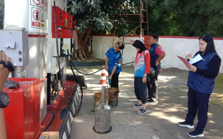 im dari Dinas Perdagangan Kota Salatiga melakukan inspeksi mendadak (sidak) ke SPBU Osa Maliki pada Jumat (3/5/2024) pagi, setelah menerima keluhan dari masyarakat. Dipimpin oleh Inna Kartikasari, Sekretaris Dinas Perdagangan, tim tiba di SPBU 44 50117 Osa Maliki sekitar pukul 08.12. Dalam sidak tersebut, petugas menggunakan alat ukur untuk memeriksa volume takaran melalui nosel, dengan masing-masing nosel diambil tiga sampel sebanyak 20 liter.