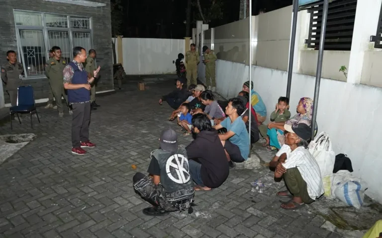 Masyarakat Kota Salatiga masih resah dengan kehadiran pengamen, pengemis, badut, dan anak punk meskipun telah dilakukan razia oleh Dinas Sosial bersama Satpol PP, Diskominfo, Disdukcapil, Dinkes, dan Polres Salatiga. Menindaklanjuti laporan warga, Pemkot Salatiga kembali menyisir titik-titik tempat berkumpulnya PPKS/PGOT selama dua hari, 15-16 Mei 2024, dimulai dari Rumah Singgah Dinas Sosial.