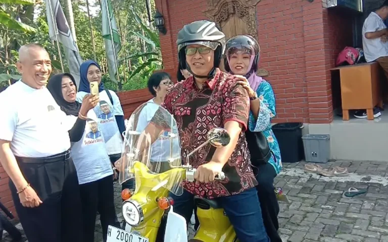 Bakal Calon Walikota Salatiga Sinoeng N Rachmadi mengembalikan berkas pendaftaran ke DPC PKB Kota Salatiga dengan mengendarai motor Reborn warna kuning bersama istrinya, dan mendapat pengawalan dari mobil Patroli Satlantas Polres Salatiga. Mengendarai motor baru SYM Cub Retro buatan Malaysia yang jarang ditemui di Salatiga