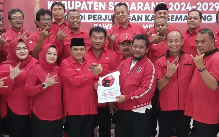 Pada Selasa (22/5/2024) petang, Ketua Dewan Pimpinan Cabang (DPC) PDIP Kabupaten Semarang, Ngesti Nugraha, secara resmi mengembalikan formulir pendaftaran sebagai bakal calon bupati (bacabup) Semarang, didampingi istri, anak, dan 19 Pimpinan Anak Cabang (PAC) ke kantor DPC PDIP Kabupaten Semarang.