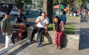 Mantan Penjabat Wali Kota Salatiga, Sinoeng N. Rachmadi, menyapa warga dengan berjalan-jalan di Alun-Alun Lapangan Pancasila pada Minggu pagi (19/5/2024) sekitar pukul 06.30. Meskipun sudah tidak menjabat, banyak warga masih mengenalinya, mengajak bersalaman, dan berfoto bersama, terutama remaja dan ibu-ibu.