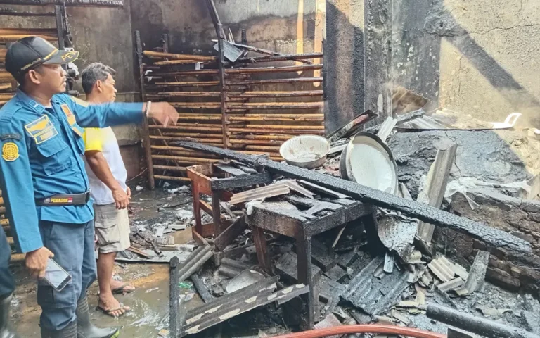 Sebuah rumah industri pengolahan tahu di Dusun Ngabean, Pringapus, Kabupaten Semarang, dilalap si jago merah pada Jumat (10/5/2024) pukul 10.00 WIB. Bangunan dan peralatan produksi tahu milik Sutarno (74) hangus tak tersisa setelah kebakaran tersebut.