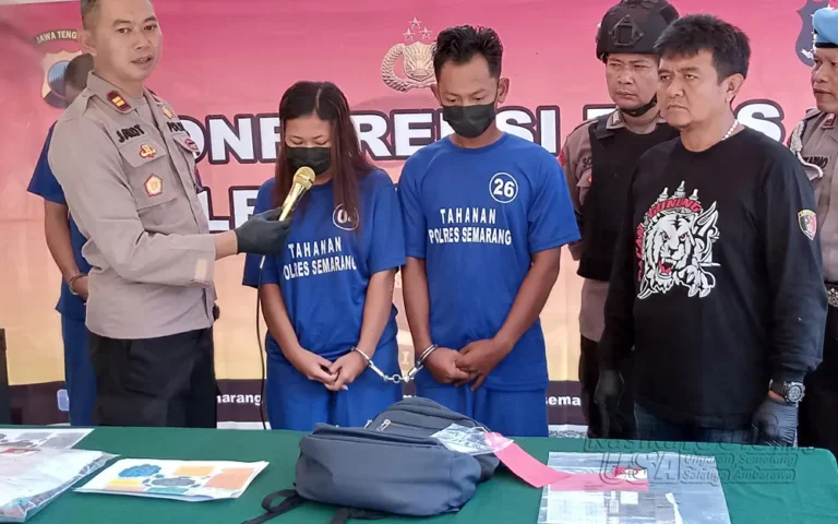 AS (23), warga Sidorejo Demak, dan AR (21), warga Kandangan Bawen, Kabupaten Semarang, kini ditahan di Polsek Bandungan setelah menggelapkan dan menggadaikan sepeda motor rentalan.