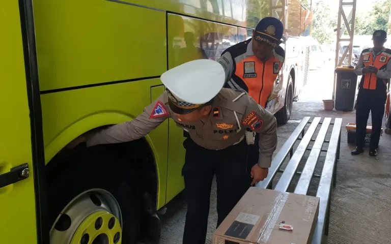 Menyusul kecelakaan maut di Subang, Jawa Barat, yang menewaskan belasan penumpang, Sat Lantas Polres Salatiga dan Dinas Perhubungan (Dishub) melakukan pengecekan mendalam (ramp check) terhadap bus pariwisata di Kota Salatiga untuk mencegah kejadian serupa. Dipimpin oleh Kanit Kamsel Ipda Yulius Dimas Aditya, tim memeriksa bus dari PO Bus Safari, PO Bus Permata Adelia, dan PO Pesiar Transindo, fokus pada sistem rem, lampu, wiper, kedalaman alur ban, uji emisi, dan kelengkapan keselamatan seperti APAR dan segitiga penyelamat.