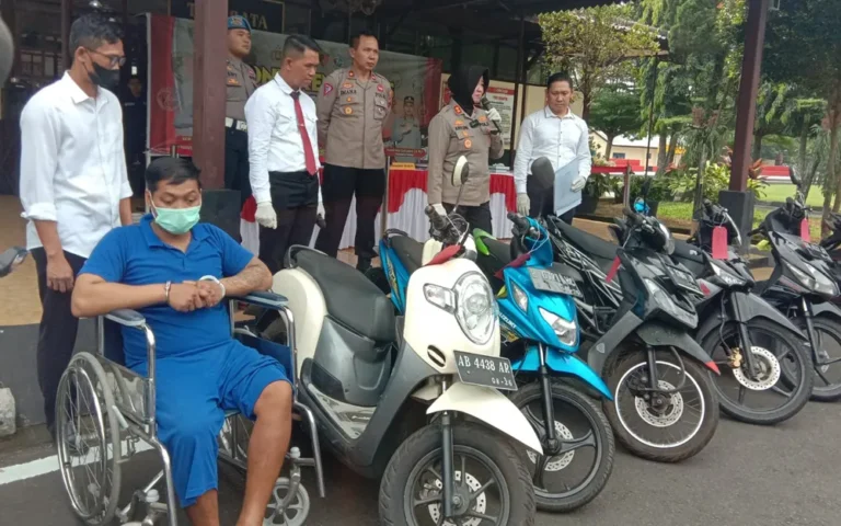 Nur Khamid (40), residivis pencurian motor spesialis kos-kosan di Kota Salatiga, berhasil diringkus polisi setelah melakukan aksinya sebanyak 15 kali. Bersama rekannya Gio, yang kini buron, mereka sering memanfaatkan kelengahan pemilik dan penghuni kos.
