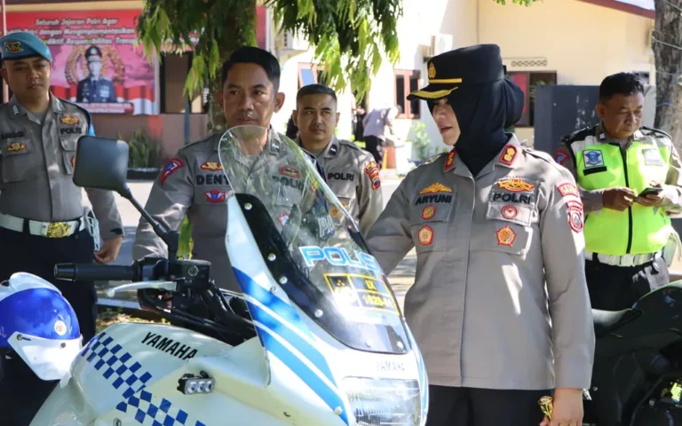 Kapolres Salatiga, AKBP Aryuni Novitasari, memimpin pengecekan kendaraan dinas di Lapangan Bhayangkara Polres Salatiga pada Senin pagi, 6 Mei 2024. Sebanyak 43 unit kendaraan roda 4, 6 unit kendaraan roda 6, dan 143 unit sepeda motor beserta kelengkapannya diperiksa untuk memastikan kelayakan dan kesiapan operasionalnya menjelang Pilkada yang akan segera dimulai.