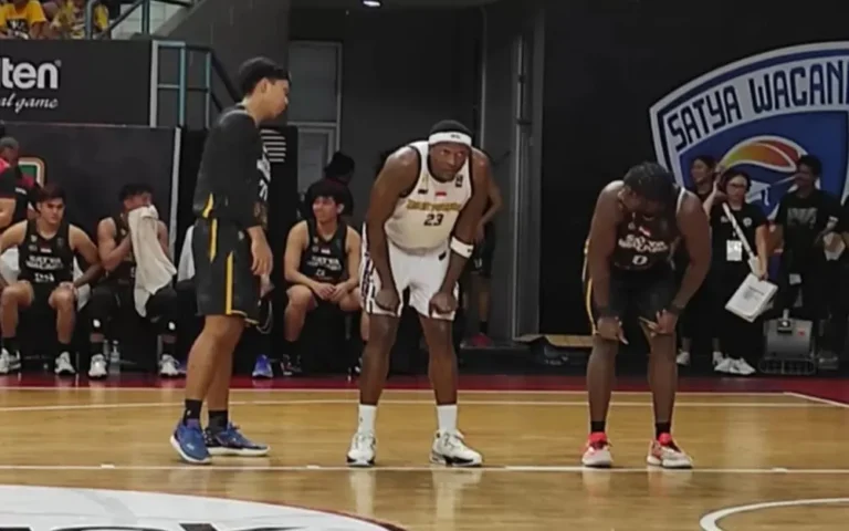 Tim Basket Satya Wacana Salatiga (SWS) meraih kemenangan penting saat menjamu Bima Perkasa Yogyakarta (BPJ) dalam lanjutan kompetisi IBL di Knight Stadium Semarang pada Minggu (5/5/2024). Sebelumnya, SWS harus mengakui keunggulan Dewa United Banten. Kemenangan ini menjaga posisi SWS di posisi kesebelas klasemen sementara IBL 2024, di atas BPJ, Tangerang Hawk, dan Pasific Caesar, meski dua klub terakhir memiliki tabungan game lebih sedikit.