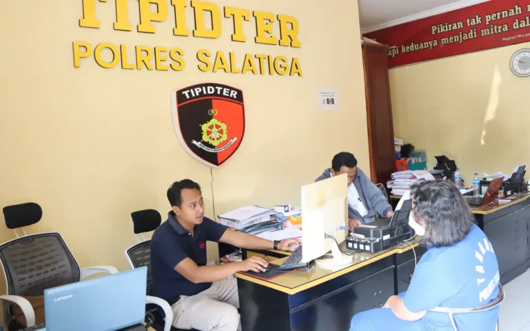 TS (44), seorang pembantu rumah tangga dari Gendongan Timur, Kecamatan Tingkir, Kota Salatiga, ditangkap polisi karena diduga mencuri perhiasan emas milik majikannya, Ida Ayu Septiyana, yang tinggal di Perumahan Taman Kembang Arum, Salatiga. Aksi TS terungkap setelah Ida menghubunginya pada April lalu karena TS sering tidak masuk kerja dengan alasan anaknya sakit.