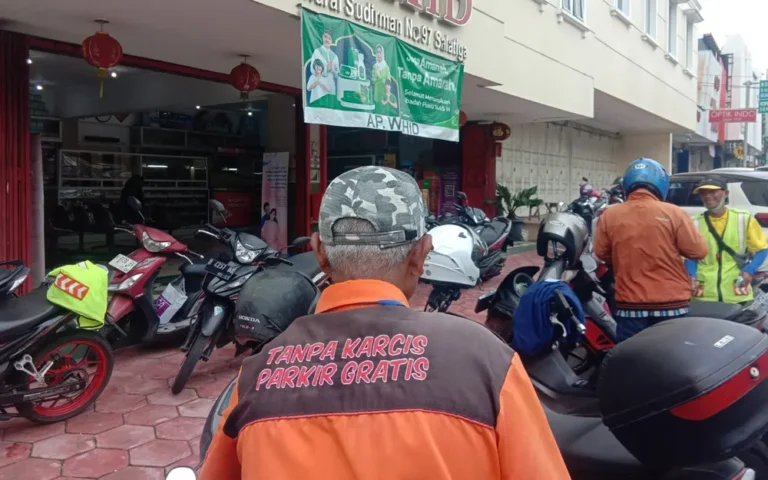 Pemkot Salatiga telah meningkatkan tarif parkir tepi jalan umum sejak Kamis (25/4/2024), berdasarkan Peraturan Daerah Kota Salatiga No.01 Tahun 2024 tentang Pajak Daerah dan Retribusi Daerah, yang memicu beragam tanggapan dari masyarakat. Saat ini, tarif parkir kendaraan roda 2 menjadi Rp 2.000, roda 4 menjadi Rp 3.000, roda 6 menjadi Rp 5.000, dan di atas roda 6 menjadi Rp 12.000.