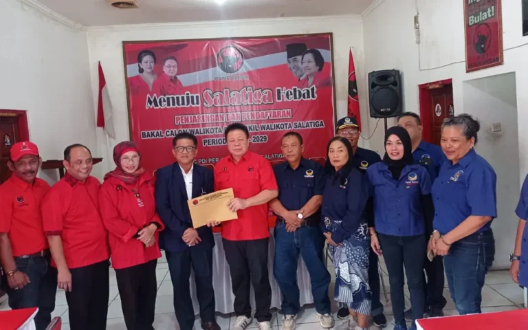 Thomas Suyanto, SE, bakal calon Walikota Salatiga dan politisi Partai Nasdem, mendatangi Kantor DPC PDIP Kota Salatiga pada Sabtu, 18 Mei 2024, untuk mengembalikan formulir pendaftaran sebagai calon Walikota dan Wakil Walikota Salatiga periode 2025-2029 melalui PDIP.