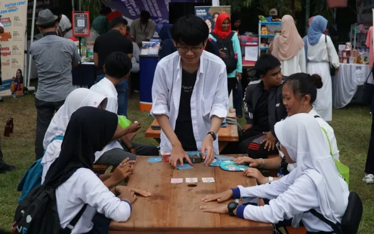 Pada Sabtu (25/05/2024) dan Minggu (26/05/2024), Universitas Kristen Satya Wacana (UKSW) meramaikan Pameran dan Festival Merdeka Belajar di Taman Aksobya, Candi Borobudur, Magelang, dengan menampilkan sejumlah produk inovasi dan tarian etnis. Kegiatan ini merupakan bagian dari peringatan Hari Pendidikan Nasional 2024 dan melibatkan enam perguruan tinggi pilihan oleh LLDIKTI Wilayah VI.