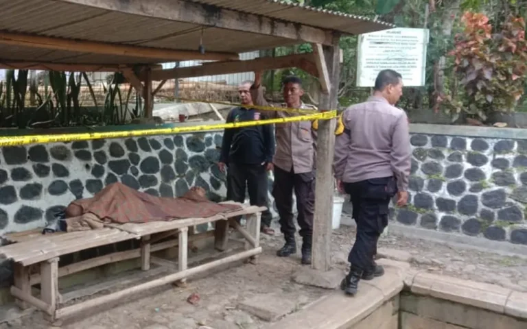 Haryono (60), warga Kelurahan Tambakboyo, Ambarawa, Kabupaten Semarang, ditemukan meninggal dunia di area pemandian air panas Desa Derekan, Pringapus, pada Senin (20/5/2024). Peristiwa ini terjadi sekitar pukul 15.50 WIB saat korban datang sendirian dengan sepeda motor, mengganti pakaian, dan mulai membasahi kakinya di kolam.