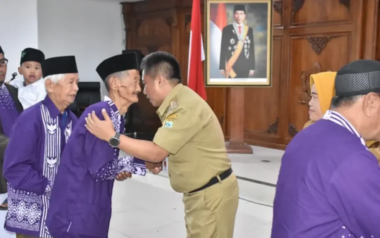 Calon jemaah haji tertua dari Salatiga tahun 2024 adalah Zainal Mulazim, 88 tahun, dari Kelurahan Bugel Sidorejo Kloter 57, yang termasuk di antara 185 jemaah yang akan berangkat. Pada Senin (13/5/2024), para calon jemaah haji berpamitan dengan Penjabat Walikota Salatiga, Sekda Salatiga, dan jajaran Forkopimda di Ruang Kaloka.