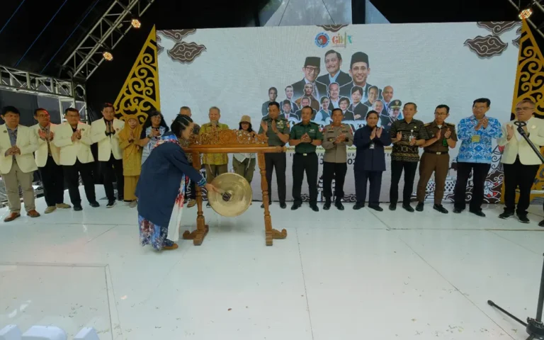 Gelar Inovasi Harmoni Nusantara (GIHN) 2024 di Universitas Kristen Satya Wacana (UKSW), yang berlangsung dari Selasa hingga Kamis (25-27/06/2024), dibuka secara resmi oleh Rektor UKSW Prof. Dr. Intiyas Utami, S.E., M.Si., Ak., dengan tema "Menumbuhkembangkan Kepemimpinan yang Kreatif, Inovatif, dan Berdaya Dampak".