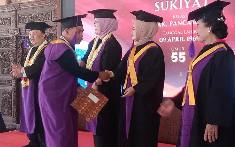 Pada Selasa (25/6/2024), sebanyak 130 warga lanjut usia (lansia) peserta Sekolah Lansia Pancasila Desa Kenteng, Bandungan, menjalani prosesi wisuda di Pendapa Rumah Dinas Bupati Semarang. Prosesi wisuda ini ditandai dengan pemindahan kuncir toga oleh Deputi Bidang Kesejahteraan Keluarga dan Pemberdayaan Keluarga BKKBN RI, Nopian Andusti, yang menjelaskan bahwa sekolah lansia bertujuan menjadikan lansia sejahtera, mandiri, aktif, produktif, dan bermartabat (SMART).