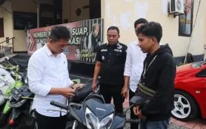 Najmudun Lubis, warga Kedungjati Grobogan, tampak sumringah saat mengambil sepeda motor kesayangannya yang hilang di awal puasa Ramadan dari Polres Salatiga. Najmudun mengungkapkan rasa terima kasihnya kepada Polres Salatiga meski ia tidak melaporkan kehilangan tersebut dan hanya berharap serta berdoa agar motornya kembali.