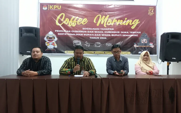 Sebanyak 3.107 petugas Pemutakhiran Data Pemilih (Pantarlih) dilantik oleh KPU Kabupaten Semarang dan mulai bekerja pada 24 Juni hingga 24 Juli 2024 untuk mencocokkan dan meneliti data pemilih di 1.983 TPS yang tersebar di 235 desa dan kelurahan. Ketua KPU Kabupaten Semarang, Bambang Setyono, menjelaskan bahwa para petugas pantarlih telah melakukan coklit ke berbagai tokoh masyarakat dan pejabat di tingkat desa/kelurahan, kecamatan, hingga kabupaten untuk menyusun Daftar Pemilih Tetap (DPT) Pilkada 2024.