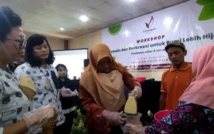 Hotel D'Emmerick Salatiga menggelar workshop bertajuk "Bermain dan Berkreasi untuk Bumi Lebih Hijau" pada 29 Mei 2024, yang dihadiri oleh puluhan pendidik PAUD, TK, dan PPA dari Salatiga dan sekitarnya. Workshop ini mengajarkan pembuatan sabun dari minyak jelantah dan eco enzym dari sampah sayur dan buah, bertujuan untuk mengurangi limbah rumah tangga.