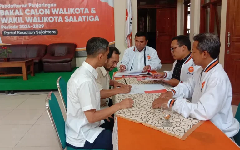 Politisi muda dan pengusaha, Dandan Febri Herdiana, optimistis menghadapi tahapan Pilkada Kota Salatiga 2024, seperti yang disampaikannya saat mengembalikan formulir bakal calon Wali Kota dan Wakil Wali Kota di DPC PKS Kota Salatiga, Jumat (7/6/2024). Jika terpilih, Dandan berencana melakukan berbagai terobosan untuk memaksimalkan pembangunan di Salatiga, terutama di Jalan Lingkar Salatiga (JLS) dengan menyediakan internet gratis dan meningkatkan fasilitas publik serta pusat perekonomian baru.