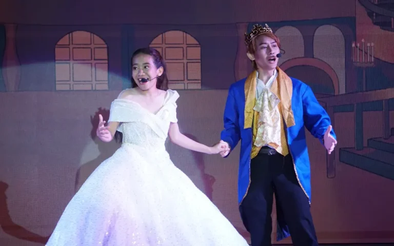 Pada Jumat dan Sabtu malam, 21-22 Juni 2024, panggung Balairung Universitas Kristen Satya Wacana berubah menjadi dunia magis saat kisah "Beauty and The Beast" dipentaskan oleh mahasiswa Fakultas Bahasa dan Seni (FBS), memukau penonton yang memadati tempat tersebut. Pementasan yang disiapkan dengan penuh dedikasi ini melibatkan 146 mahasiswa dan dipandu oleh tiga dosen supervisor, menampilkan cerita Belle dan Beast yang dikutuk menjadi monster hingga ditemukan cinta sejati.